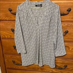 a.n.a. Black and White V-Neck 3/4 Sleeve Ribbed Blouse